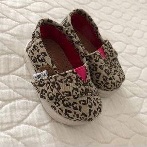 Baby leopard print toms, excellent condition